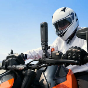 Insta360 X4 Motorcycle Kit XXL op een racemotor