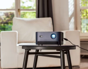 Dangbei Neo Smatbeamer in de woonkamer