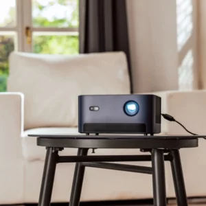 Dangbei Neo Smatbeamer in de woonkamer