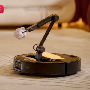 Roborock Saros Z70 Robotstofzuiger met grijparm pakt prop papier op